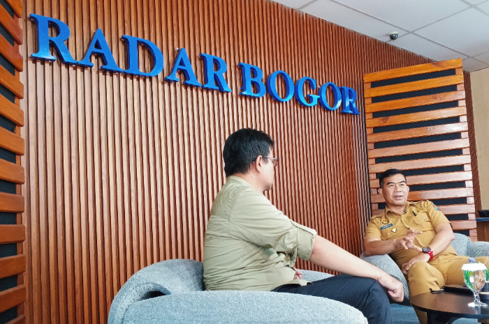 Kepala Dishub Kota Bogor Sujatmiko Baliarto (kanan) saat hadir di Podcast Radar Bogor.