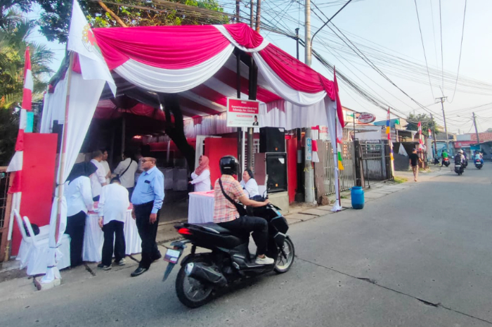 Suasana lalulintas di Jalan Dimun Raya depan Gerai Kopdes Merah Putih Sukamaju Jelang launching Senin 21 Juli 2025 pagi.