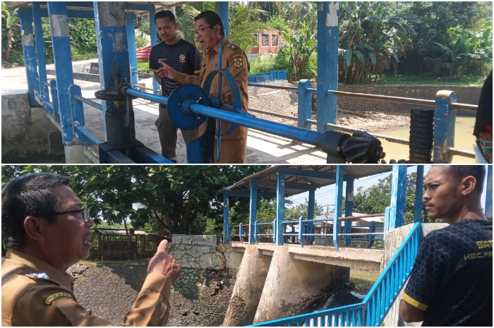 Kepala Desa Cibunar Sarjono saat meninjau Pintu Air Cibunar di Parung Panjang, Kabupaten Bogor.
