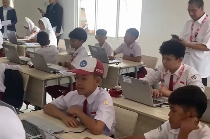 Suasana para siswa saat berlajar di Sekolah Rakyat.