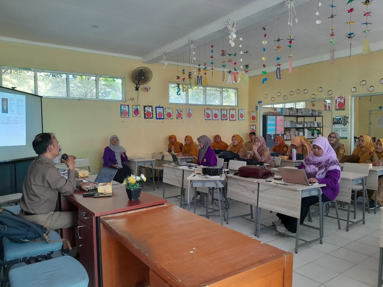 Kegiatan Penguatan Literasi Gizi Anak melalui Dongeng Tematik Berbasis Kearifan Lokal yang diinisiasi Universitas Pakuan&nbsp;di SDN Sukaharja 1, Kecamatan Cijeruk, Kabupaten Bogor