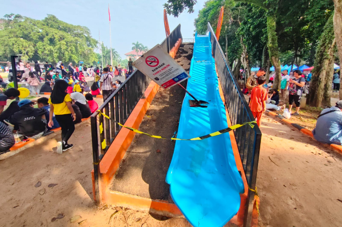 Penampakan wahana permainan perosotan di CFD Kota Depok yang rusak.