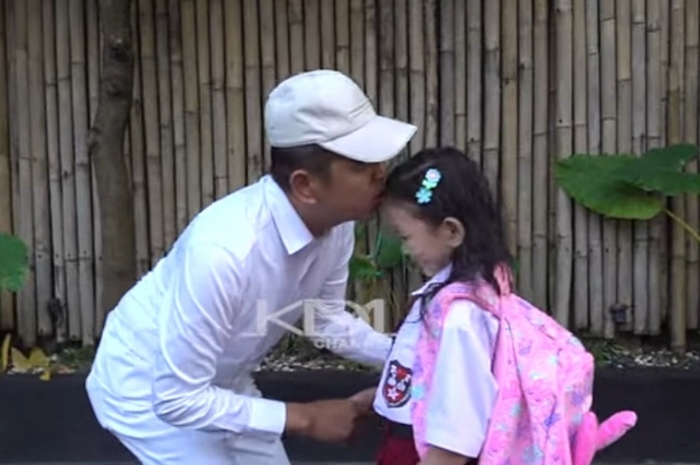 Gubernur Jawa Barat Dedi Mulyadi mengantar Ni Hyang berangkat Sekolah Dasar.