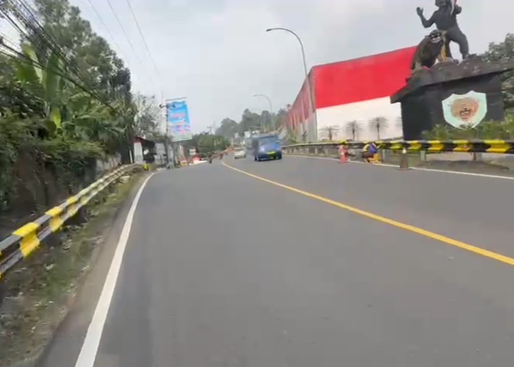 Ruas Jalan Raya Puncak dari wilayah Ciawi, Megamendung, hingga Cisarua, Kabupaten Bogor, kini mulai ditata rapih.