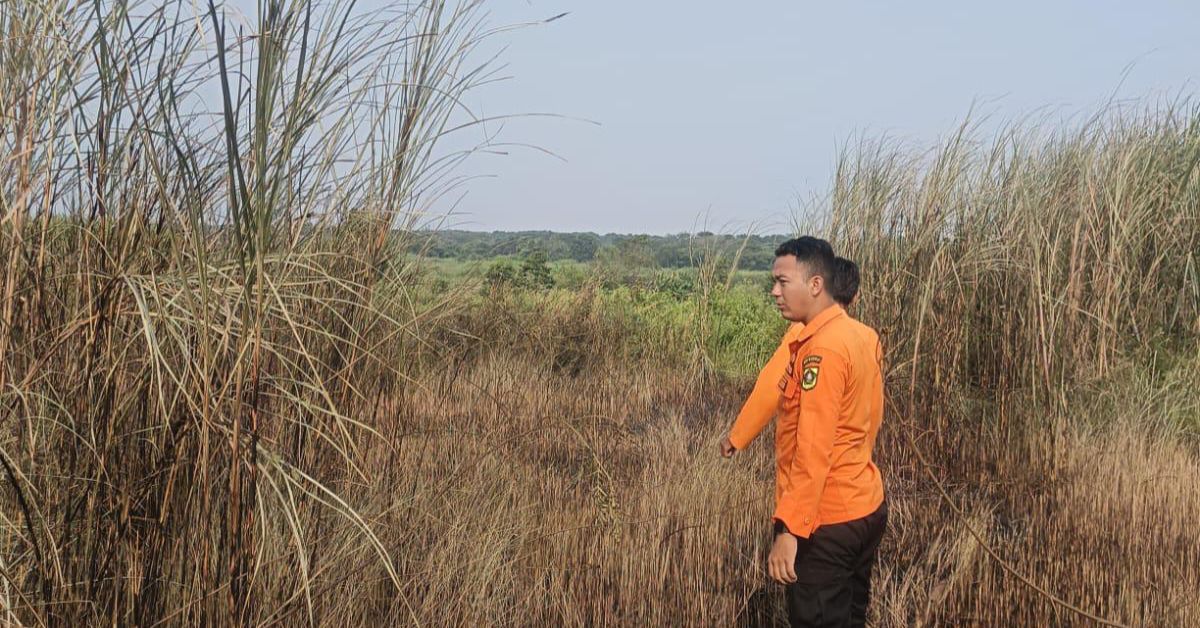 Petugas BPBD Kabupaten Bogor, mengecek lokasi kebakaran lahan di Desa Bojong, Kecamatan Klapanunggal, Kabupaten Bogor.