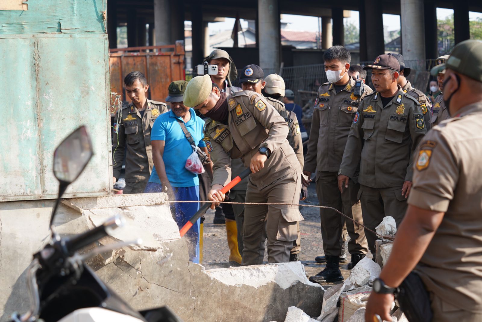Petugas Satpol PP Kabupaten Bogor, saat menertibkan lapak PKL di Flyover Cileungsi.