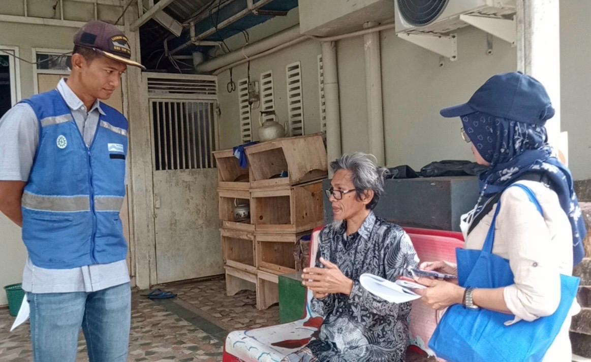 Petugas Perumda Air Minum Tirta Kahuripan, Kabupaten Bogor, saat melaksanakan Survei Kepuasan Pelanggan (SKP) Tahun 2025.