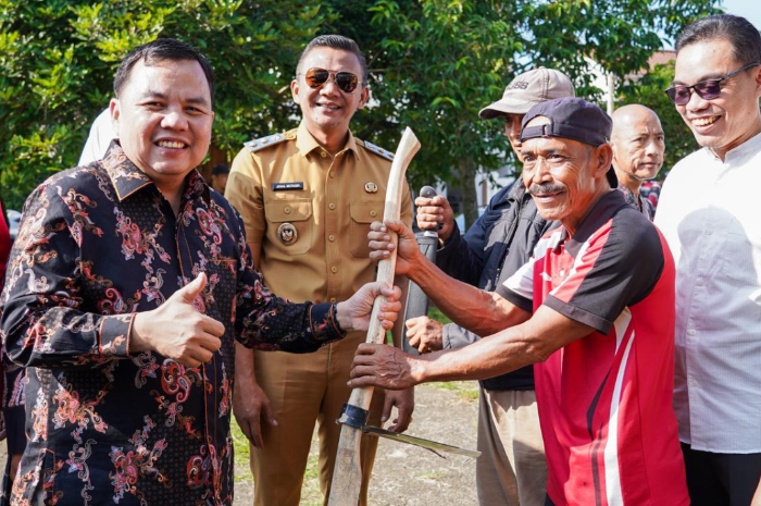 Ketua DPRD Kota Bogor&nbsp;Adityawarman Adil pada&nbsp;pembukaan Padat Karya Tahun 2025 di halaman Kantor Kelurahan Cibadak, Tanah Sareal, Senin 21 Juli 2025.&nbsp;
