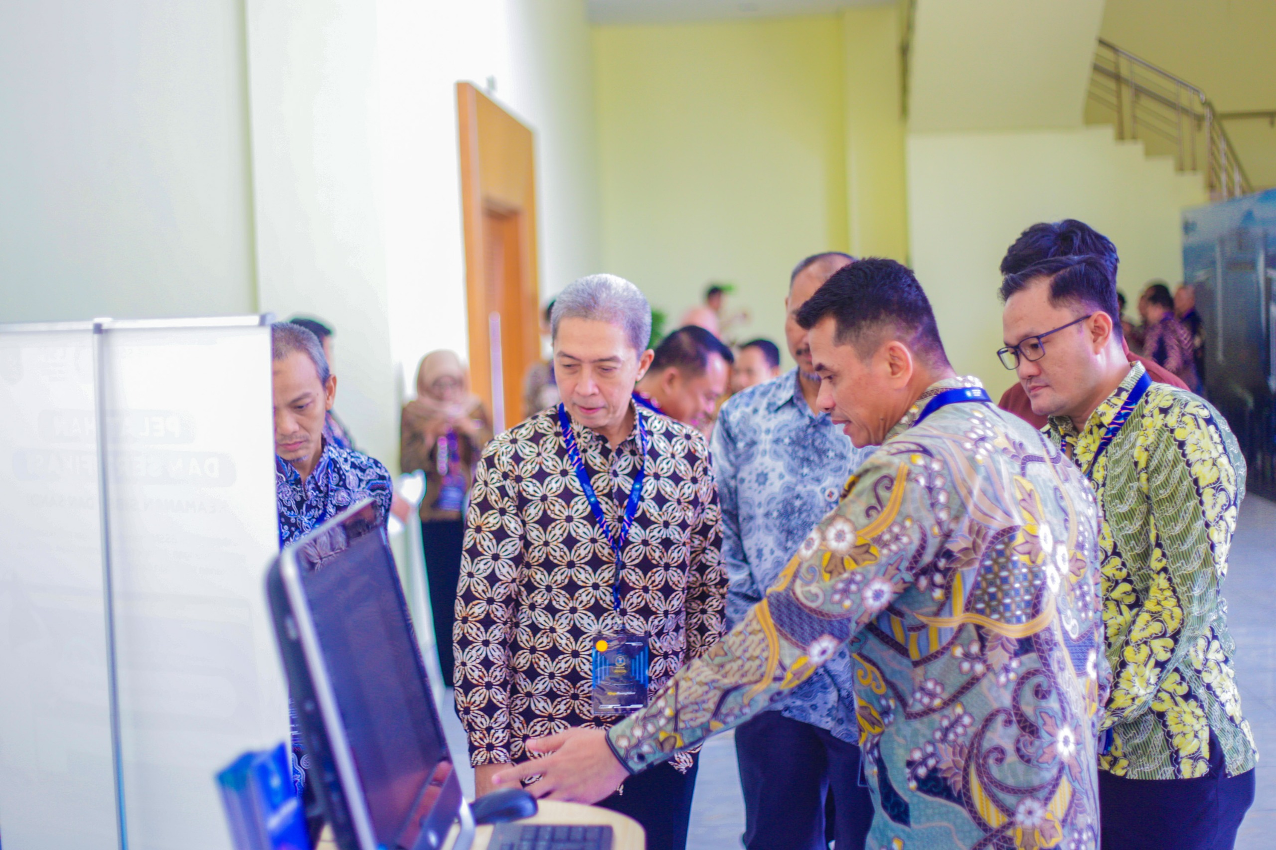 Wali Kota Bogor, Dedie Rachim saat menerima sertifikat TTIS/CSIRT dari Kepala BSSN Letjen TNI (Purn.) Nugroho Sulistyo Budi, di Kantor BSSN, Sawangan, Depok, Selasa 22 Juli 2025.
