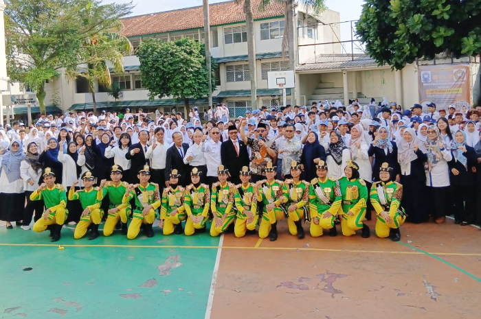 Peserta didik baru dari SMP, SMA, dan SMK Taruna Andigha foto bersama usai Upacara Bendera Merah Putih dan pembukaan MPLS Pancawaluya 2025