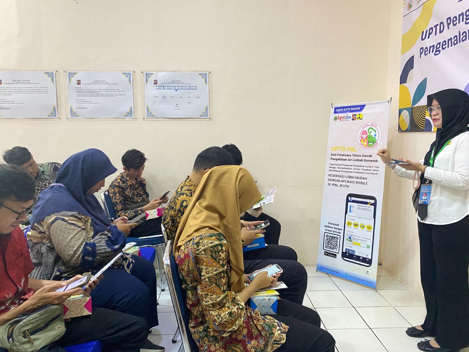 SOSIALISASI: Kepala UPTD PAL Kota Bogor, Pritta Yoesniawaty saat temu pelanggan melakukan sosialisasi fitur terbarunya lewat SI-Ipal Jelita.