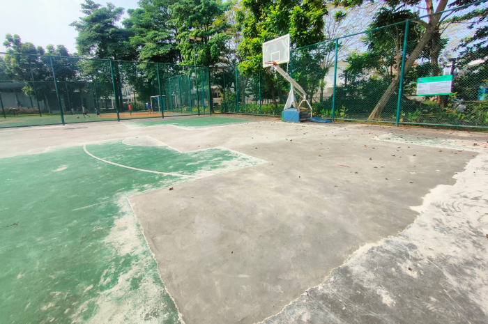 Kondisi terkini lapangan basket Alun-Alun Kota Depok yang kini masih dalam proses perbaikan.