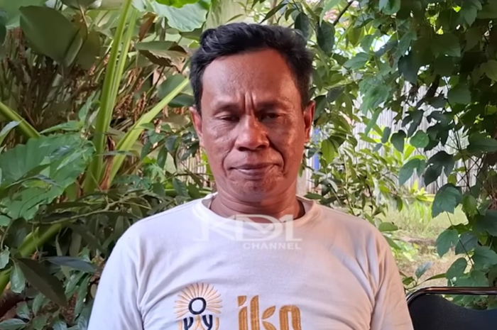 Aksar menunggu kedatangan Gubernur Jawa Barat, Dedi Mulyadi di Lembur Pakuan.