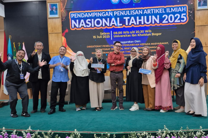 Berfoto bersama di akhir acara.