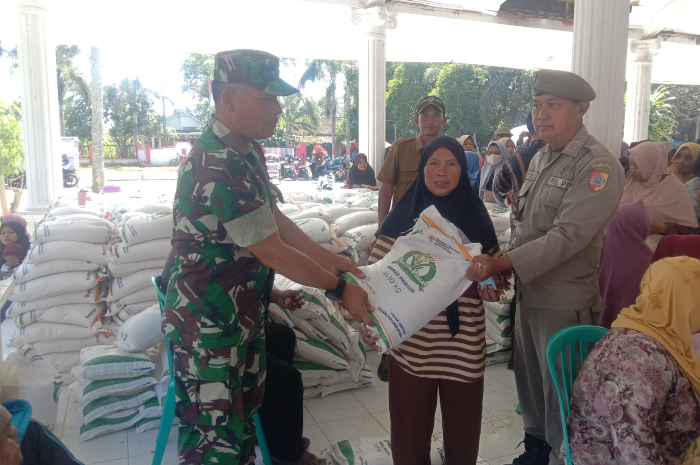 Penyaluran bansos beras 20 kg di Desa Jenggawah