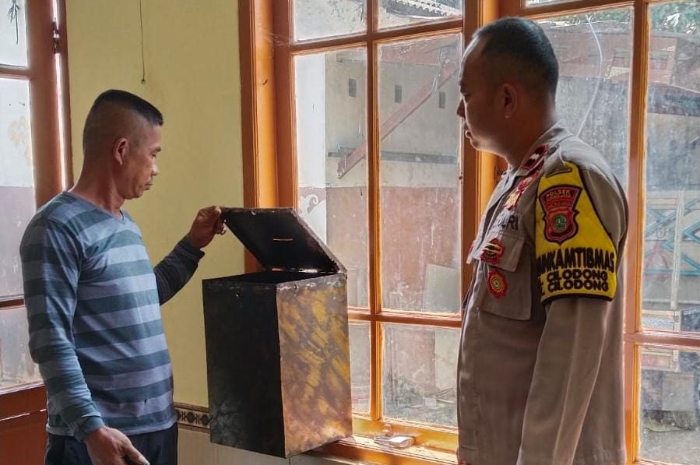 Polisi mengecek lokasi pencurian kotak amal di Cilodong, Kota Depok.
