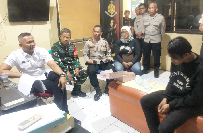 Wakil Wali Kota Bogor, Jenal Mutaqin saat mendatangi pengamen viral di Polsek Bogor Tengah