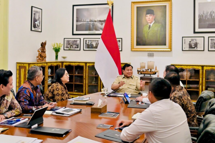 Presiden Prabowo dalam pertemuan di Istana Merdeka yang membahas berbagai isu strategis terkait pengelolaan keuangan negara.