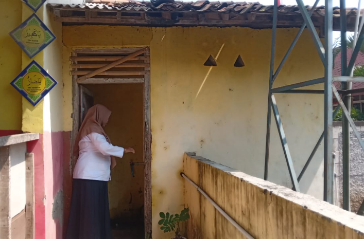 Kondisi toilet SDN Tamansari 02 Rumpin Bogor yang sudah tidak layak pakai.