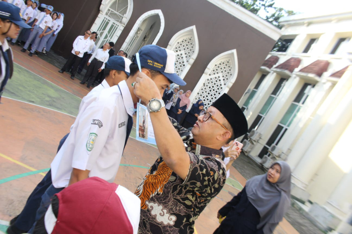 Sekretaris Yayasan Ibnu Hajar, H. Andi Surya Wijaya, S.H., M.H saat membuka MPLS SMK Taruna Andigha.