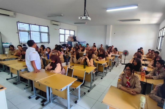 Suasana kegiatan belajar mengajar di SMKN 3 Depok.