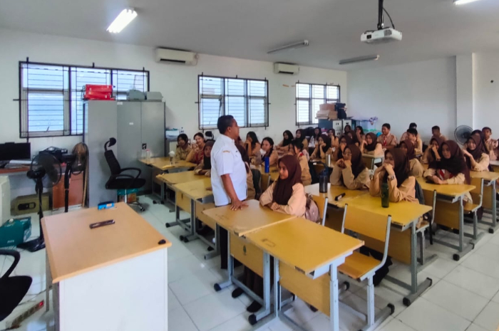 Ilustrasi: Kegiatan belajar mengajar di sekolah.
