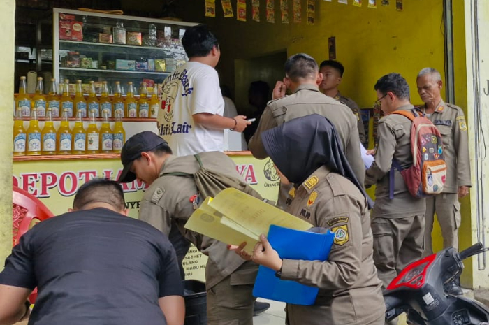 Satpol PP Kabupaten Bogor kembali merazia peredaran minuman keras (miras) di sejumlah toko di Ciawi, Kabupaten Bogor.