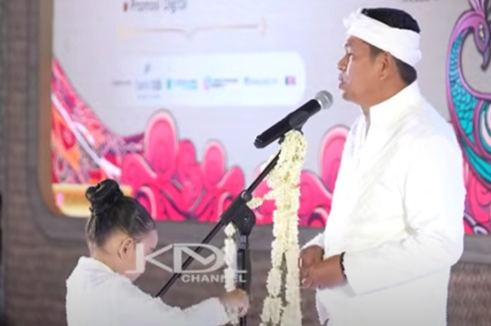Ditemani anaknya, Gubernur Jawa Barat, Dedi Mulyadi memberikan sambutan.
