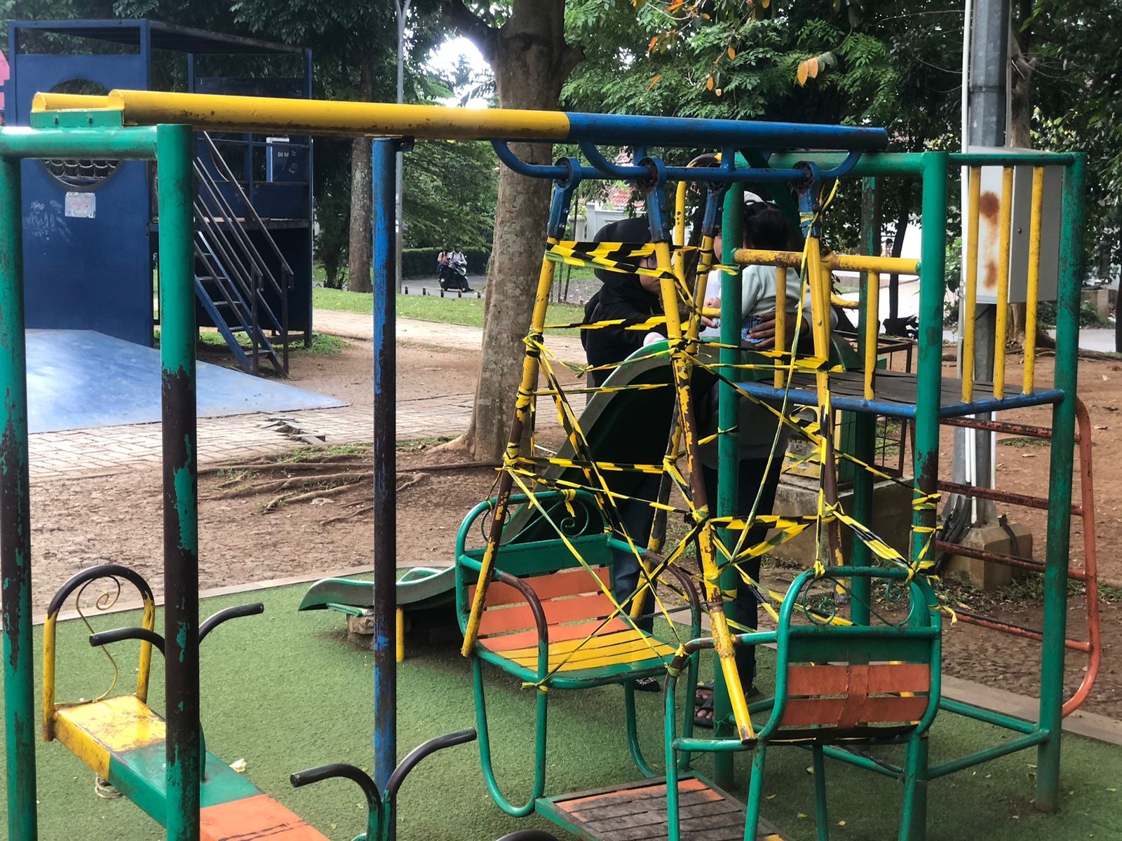 Salah satu fasilitas bermain anak di Taman Heulang Kota Bogor yang rusak.