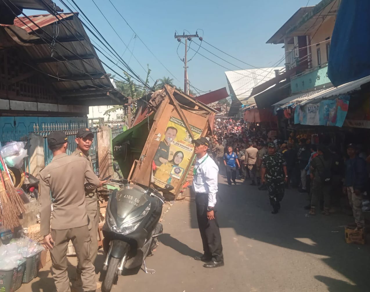 Penertiban PKL di Pasar Cisarua, Kabupaten Bogor.