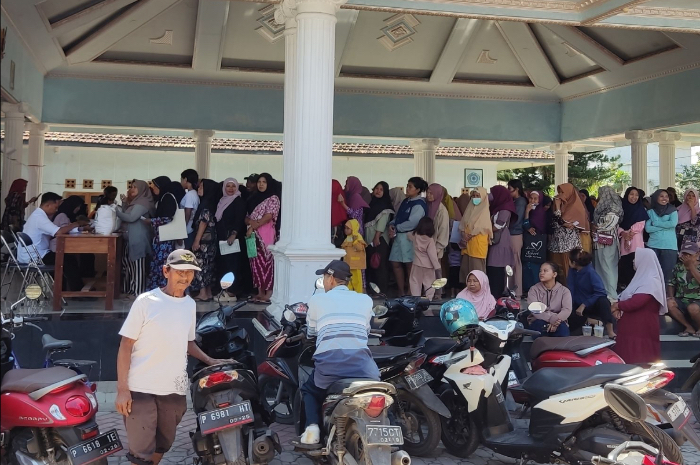 Suasana Antri Bansos di Kecamatan Ambulu