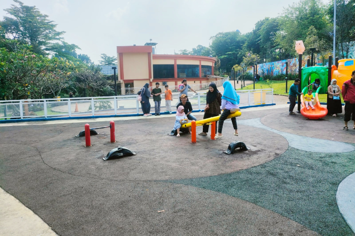 Sejumlah fasilitas di Alun-Alun GDC Kota Depok yang rusak.