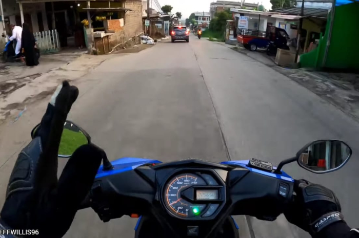 Teknik yang benar mengeram di jalanan menurun saat mengendarai motor matic.