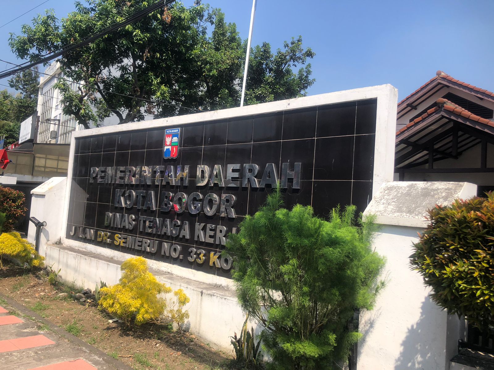 Kantor Dinas Ketenagakerjaan Kota Bogor. Pekerja yang kena PHK di Kota Bogor hingga Juni 2025 mencapai ratusan orang