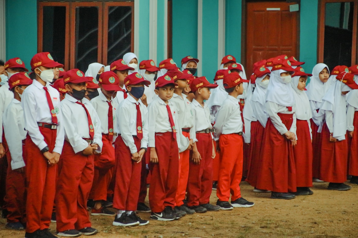 Ilustrasi anak sekolah menerima bansos PIP dan PKH