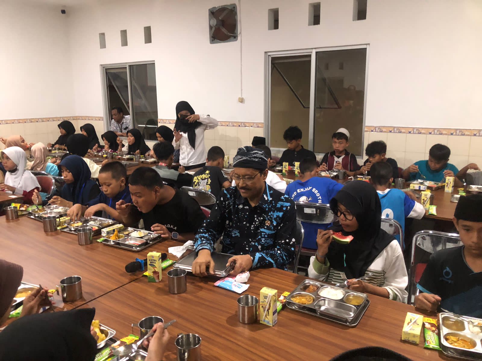 Mensos Gus Ipul saat kunjungi anak-anak di Sekolah Rakyat Bogor.
