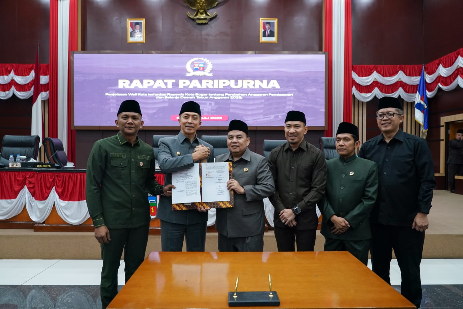Pemkot dan DPRD Kota Bogor mengesahkan Raperda tentang Pemberdayaan dan Perlindungan Perempuan menjadi Perda.
