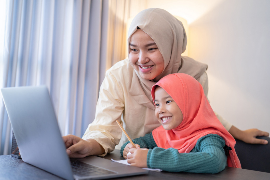 Ilustrasi orang tua mendidik anak di era modern.