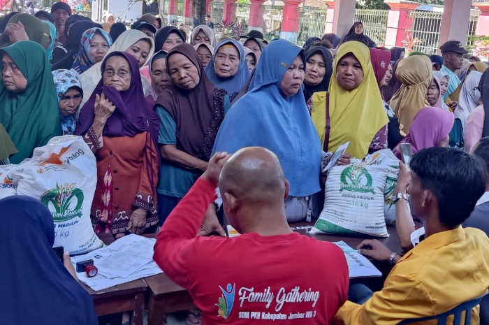 Penyaluran bansos di Kecamatan Ambulu beberapa waktu lalu