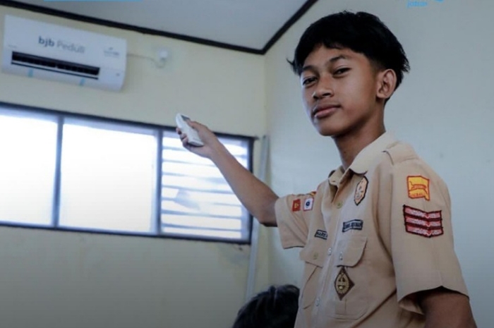 Bantuan AC program Gubernur Jawa Barat, Dedi Mulyadi telah diterima di salah satu sekolah di Kota Cirebon.