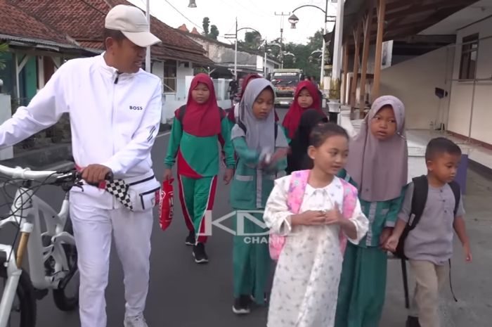 Gubernur Jawa Barat Dedi Mulyadi saat mengantar sang anak, Ni Hyang dan teman-temannya ke sekolah.