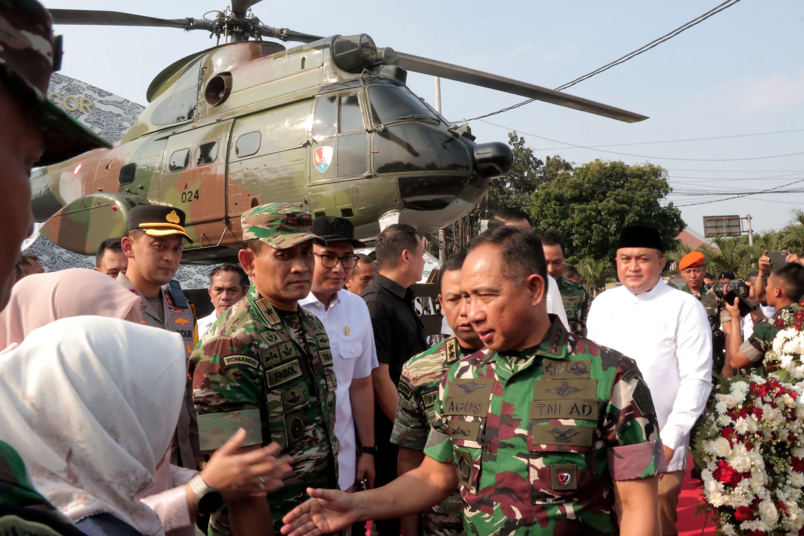 Panglima TNI Jenderal TNI Agus Subiyanto bersama Bupati Bogor Rudy Susmanto meresmikan monumen helikopter Puma SA 330 di simpang Pakansari, Cibinong, Kabupaten Bogor, Jawa Barat, Jumat, 25 Juli 2025.