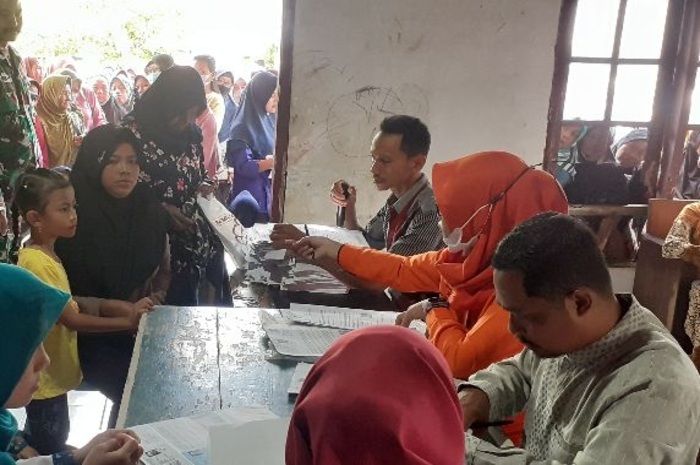 KPM antre bansos PKH dan BPNT tahap 3