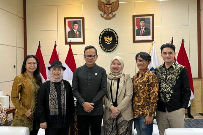Pertemuan antara Wamendagri Bima Arya dengan Jawa Pos Group di antaranya Direktur Jawa Pos TV Dyah Shianti Dewi (tiga dari kanan) dan Direktur Radar Bogor Nihrawati AS (dua dari kiri).