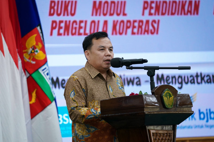 Ketua DPRD Kota Bogor Adityawarman Adil saat menyampaikan keterangan.