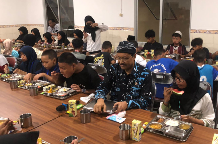 Siswa sekolah rakyat Inten Soeweno bersama Menteri Sosial RI Saifullah Yusuf saat menikmati makan bersama.