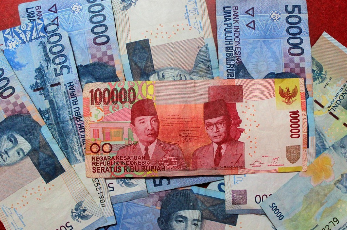 Ilustrasi uang Bantuan PKH&ndash;BPNT dihentikan untuk kategori ini.