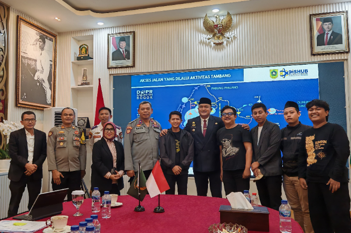 Audiensi warga dan aktivis Ikatan Alumni Himpunan Mahasiswa Rumpin (IKA HMR) bersama Bupati Bogor. Pasca aksi longmarch dan audiensi tersebut, belum ada tindaklanjut dari Pemkab Bogor.