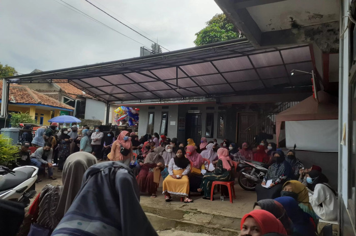 KPM antre bansos PKH dan BPNT triwulan 3