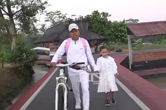 Momen saat Gubernur Jawa Barat, Dedi Mulyadi mengantar Ni Hyang berangkat sekolah.